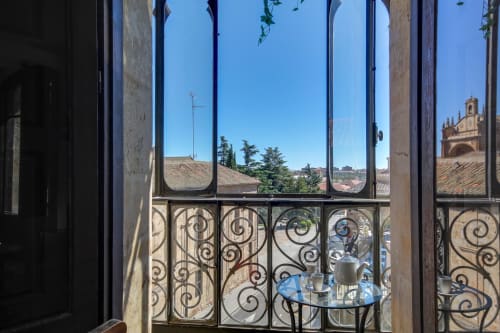 Vista del balcón desde la habitación Mirador Clásico del hotel MoneoHeritage en Salamanca, España, con vistas a monumentos históricos y la ciudad