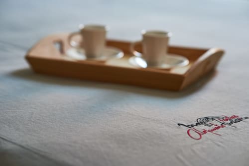 Bandeja de madera con dos tazas y platos en el hotel MoneoHeritage de Salamanca