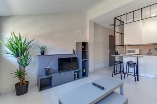 Salón minimalista moderno con cocina en Salamanca, con unidad TV, comedor y planta interior