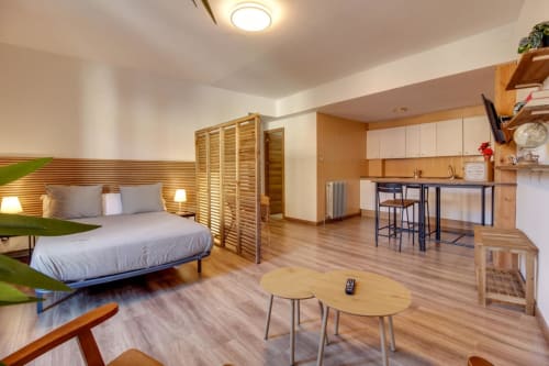 Apartamento Estudio San Pablo del hotel MoneoHeritage en Salamanca con cama, separador de madera, zona de cocina y