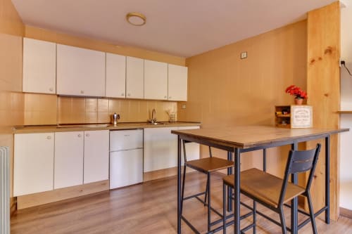 Cocina y comedor modernos en la suite Estudio San Pablo del hotel MoneoHeritage, Salamanca