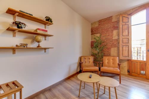 Apartamento Estudio San Pablo en MoneoHeritage, Salamanca, con muebles vintage, estantes de madera y ladrillo visto