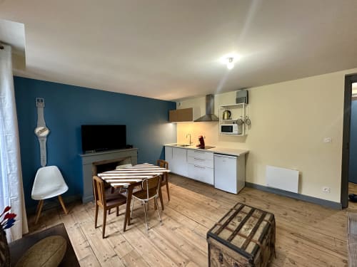 Nowoczesny apartament T2 w Lourdes z kuchnią, jadalnią, salonem z telewizorem i niebieską ścianą akcentową