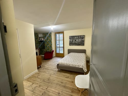 Spacjousy apartament T2 w Lourdes z łóżkiem, strefą wypoczynkową, podłogami drewnianymi i dostępem na balkon