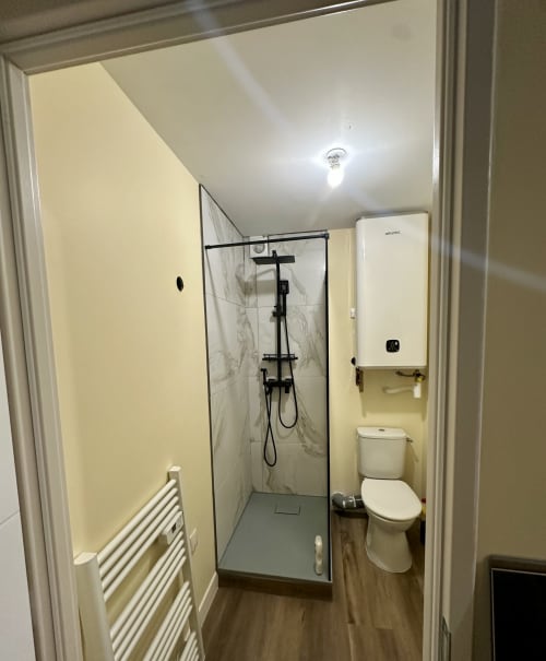 Nowoczesna łazienka w apartamencie w Lourdes z prysznicem walk-in, toaletą, grzejnikiem do ręczników i elektrycznym bojlerem