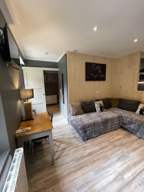Studio moderne à La Montagnette B&B à Moutiers avec boiseries, coin salon confortable, bureau et TV écran plat