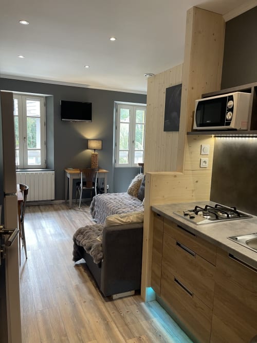 Chambre moderne à la Montagnette B&B à Moutiers avec kitchenette, lit et vue sur la ville