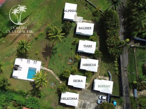 Vue aérienne du Domaine de la Glacière avec bungalows, logements signalés et piscine à Petit Bourg, Guadeloupe