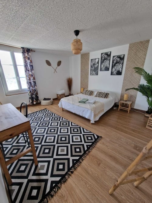 Chambre Sologne moderne avec lit blanc, tapis géométrique et décor naturel au Tranquillité & indépendance