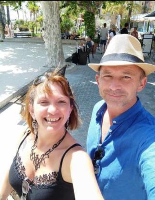 Deux clients souriants à Tranquillité & indépendance au coeur de la sologne B&B à Lamotte-Beuvron