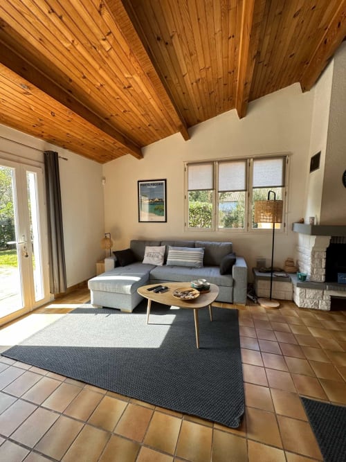 Salon lumineux de la Villa Casa A Stonda, intérieur moderne et spacieux
