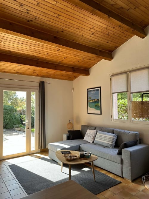Salon lumineux de la Villa Casa A Stonda, intérieur moderne et spacieux