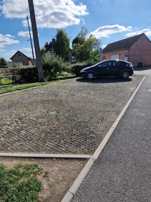 Parking extérieur gratuit de 4 places pour le studio Le Loup, gîte Lamotte-Beuvron en Sologne, offrant un accès pratique et sécurisé aux voyageurs.