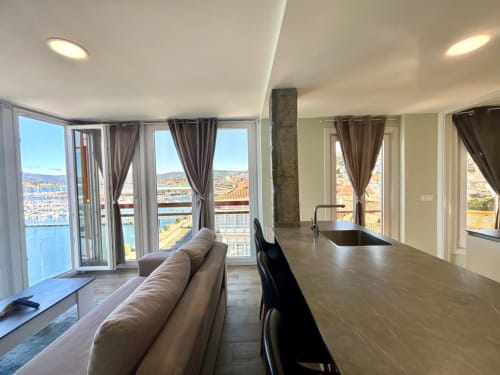 Apartamento moderno en Holibai Baiona con balcón con vista al mar, cocina abierta y sala con vistas a la marina