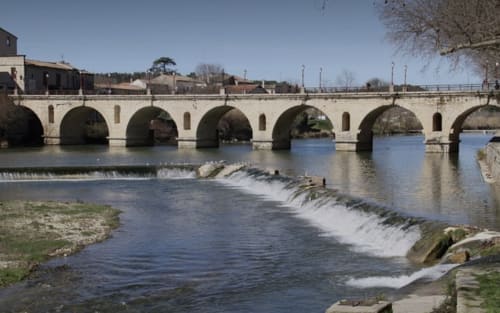 Pont de pierre historique enjambant la rivière à Boissières, France près de La Conciergerie De Franck