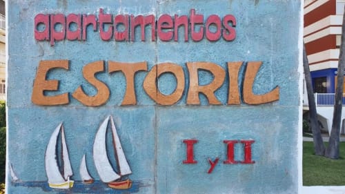 Cartel de apartamentos en Benicàssim con veleros, publicidad de apartamentos amueblados frente al mar cerca de Castelló, España