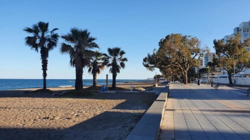 Paseo marítimo de Benicàssim con palmeras, playa de arena y vistas al mar Mediterráneo en el apartamento MiramaRent
