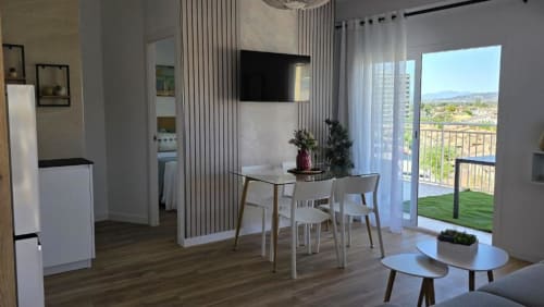 Moderno apartamento en Benicàssim con balcón con vistas al mar, televisor de pantalla plana, comedor y cocina
