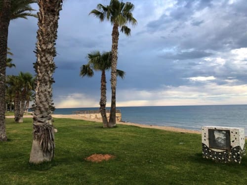 Jardín frente al mar con palmeras y vista al Mediterráneo en el Apartamento Regata de MiramaRent en Benicàssim