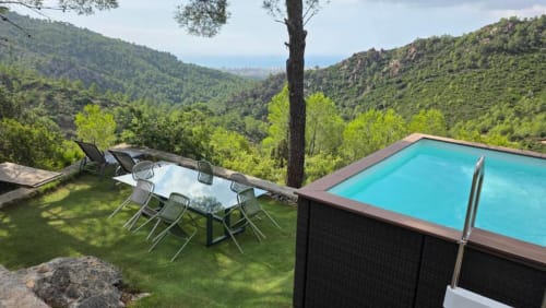 Villa en Benicàssim con vistas a la montaña, piscina y comedor con vista al bosque del parque natural