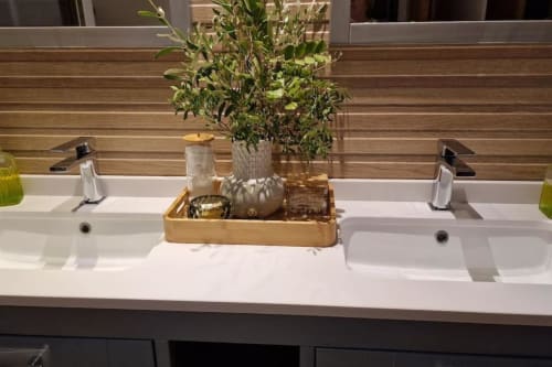 Baño moderno con doble lavabo, plantas verdes frescas y amenidades en la villa MiramaRent de Benicàssim