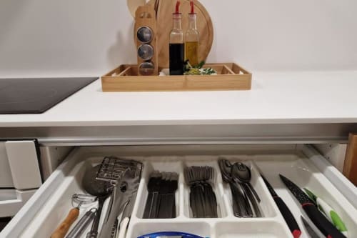 Organizador de cajón de cocina con cubiertos en una villa moderna de Benicàssim