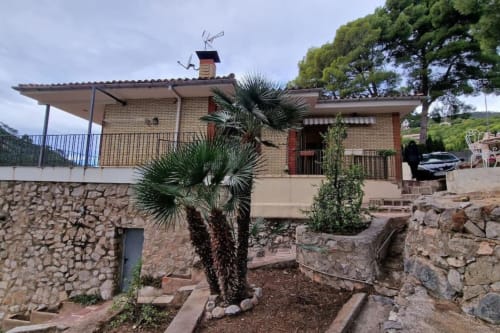 Villa de ladrillo moderno con terraza en el parque natural de Benicàssim, palmeras, vistas al mar y arquitectura mediterránea