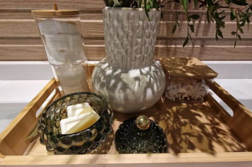 Bandeja de madera con vasijas decorativas, jabonera y plantas en maceta junto a la ventana de la villa MiramaRent en Benicàssim