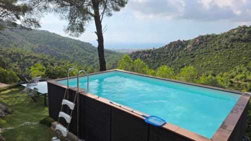 Piscina elevada con vistas a las montañas del Mediterráneo en MiramaRent, Benicàssim