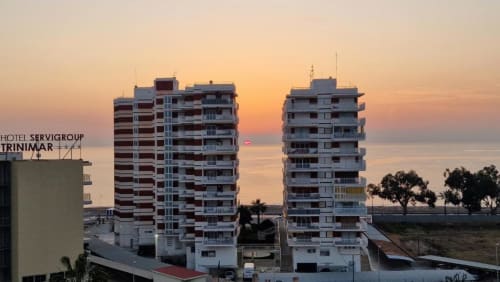 Apartamentos frente al mar en Benicàssim al atardecer con vistas al océano y acceso directo a la playa