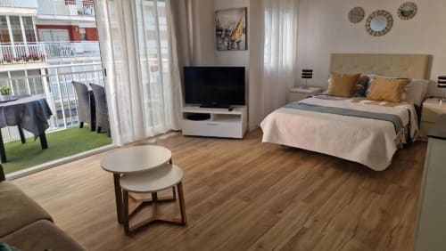 Moderno apartamento frente al mar en Benicàssim con balcón con vista al mar, cama queen, TV y suelo de madera