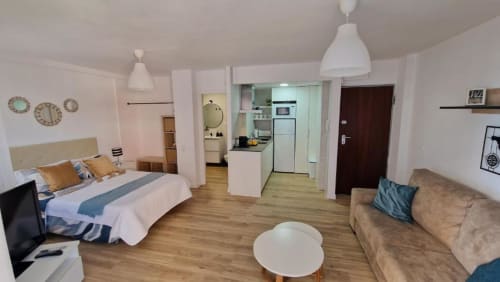 Apartamento moderno de playa en Benicàssim con dormitorio, sala de estar, sofá y cocina equipada con vistas al mar
