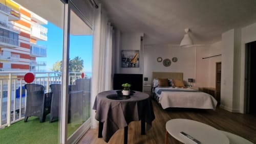 Apartamento moderno frente al mar en Benicàssim con balcón con vista al océano, camas gemelas, comedor y terraza con vistas al mar