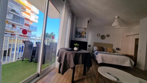 Apartamento en Benicàssim con vistas al océano, comedor, cocina, camas y balcón amueblado con vista a la playa
