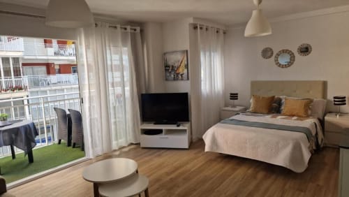 Apartamento en Benicàssim con cama doble, TV, balcón con vistas al mar, muebles modernos y vistas al océano