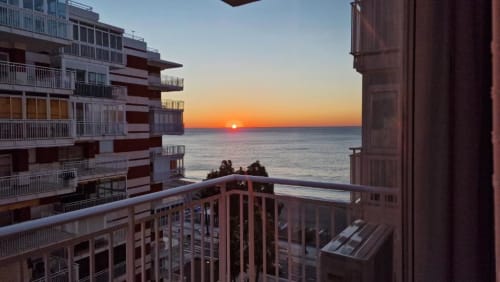 Vista del atardecer desde el balcón del apartamento MiramaRent en Benicàssim, con acceso al oceanfront y vistas al mar