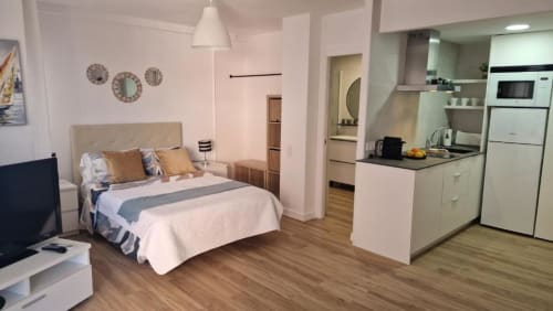 Moderno estudio en Benicàssim con cama, cocina y acceso a vistas al océano y la playa