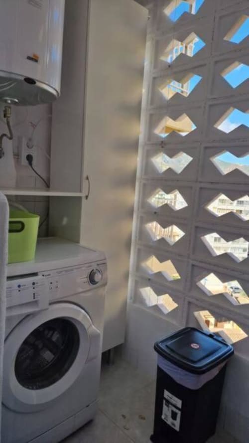 Lavadero con vistas al mar en apartamento de Benicàssim, con lavadora y amplias ventanas claras