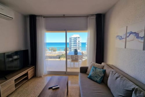 Apartamento moderno con vistas al mar en Benicàssim, balcón con vistas a la costa mediterránea, salón amueblado con sofá y
