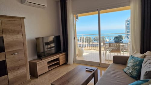 Moderno apartamento con vistas al mar en Benicàssim, amplio salón, TV de pantalla plana y balcón panorámico al océano