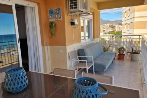 Balcón de apartamento con vistas al mar en Benicàssim, zona de descanso, cocineta y vistas a la costa mediterránea