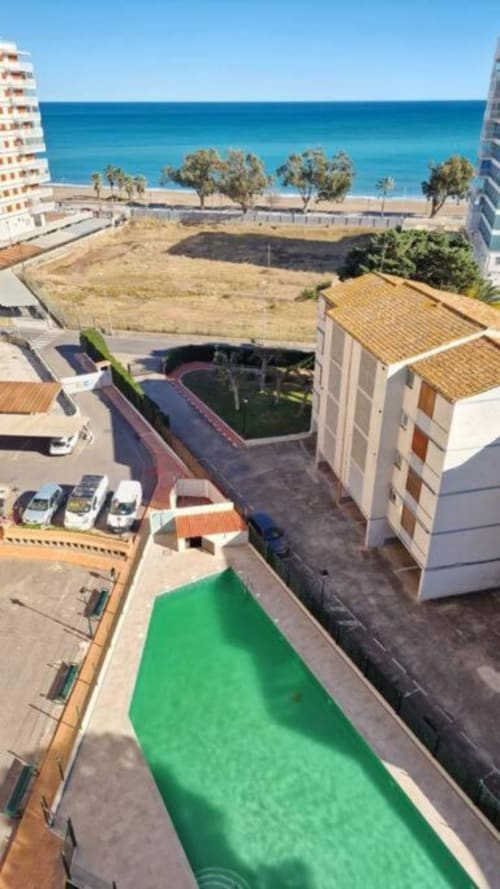 Vista aérea del complejo de apartamentos MiramaRent en Benicàssim con playa, piscina y vista al mar