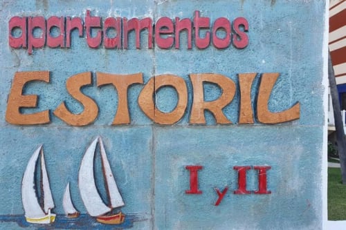 Letrero Apartamentos Estoril con veleros, entrada de la propiedad costera de Benicàssim
