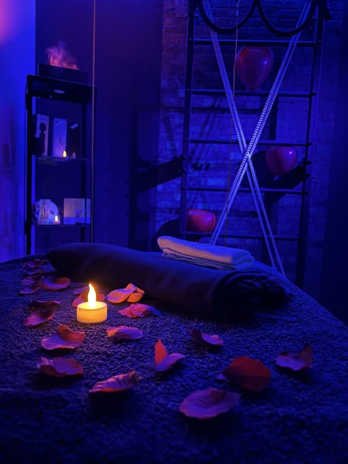 La salle de massage de la Love room L'alcôve Clisson 