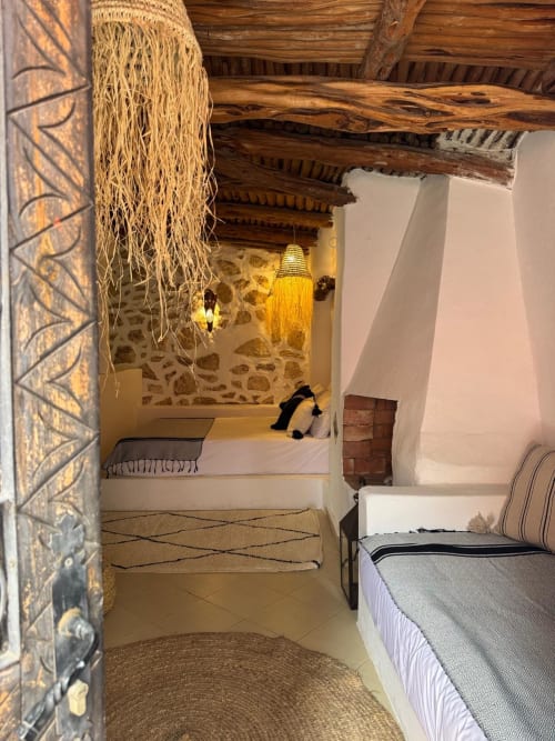Family suite with traditional Moroccan architecture and eucalyptus wood ceiling