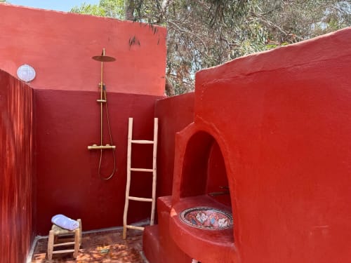 Private outdoor shower with niche in the beldi suite at Riad Eucalyptus in Essaouira