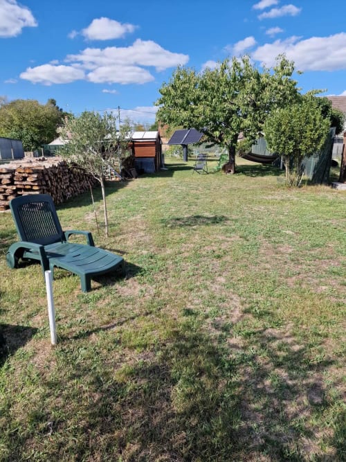 Espace détente du studio Le Jardin, gîte Lamotte-Beuvron en Sologne, avec transats, hamac et jardin verdoyant pour profiter du calme et de la nature.
