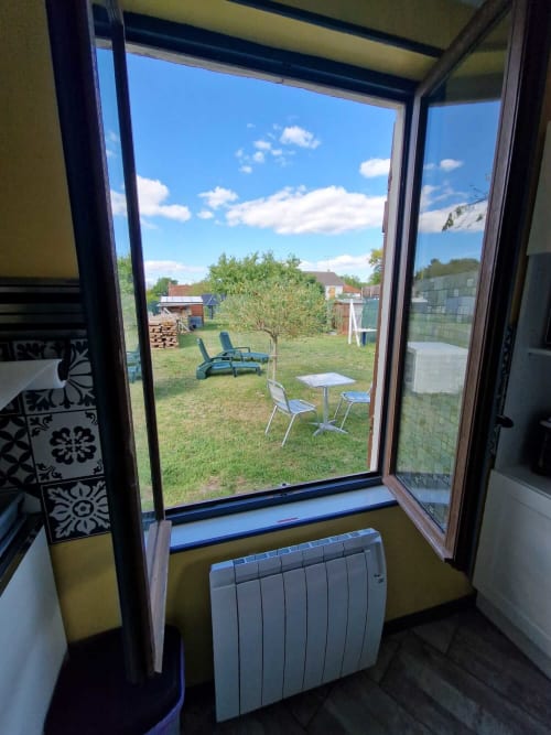 Coin repas extérieur du studio Le Jardin, gîte Lamotte-Beuvron en Sologne, avec table et chaises de jardin pour profiter des beaux jours en plein air.
