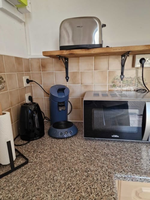 "Cuisine équipée du gîte Harmonie à Lamotte-Beuvron avec cafetière, bouilloire, grille-pain et micro-ondes, idéale pour un séjour autonome en Sologne.