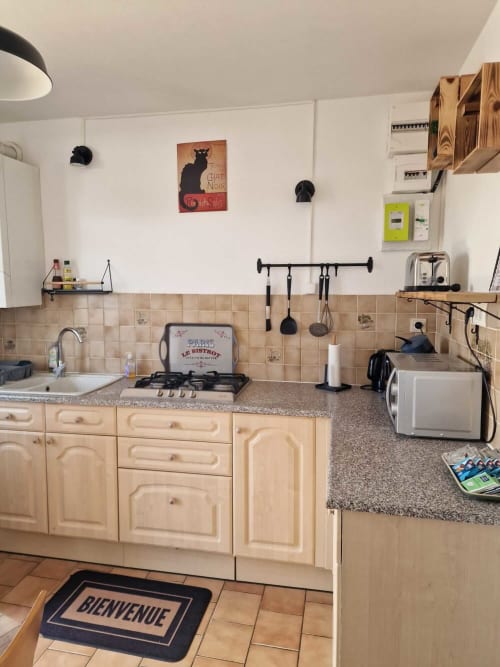 Cuisine équipée du gîte Harmonie à Lamotte-Beuvron avec plaques de cuisson, micro-ondes, évier et rangements, idéale pour préparer vos repas pendant votre séjour en Sologne.